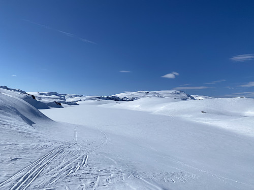 På demningen i Dyrskarvatnet med Kyrkjenuten dominerende. Søre Tinden er også med i bakgrunnen til venstre 