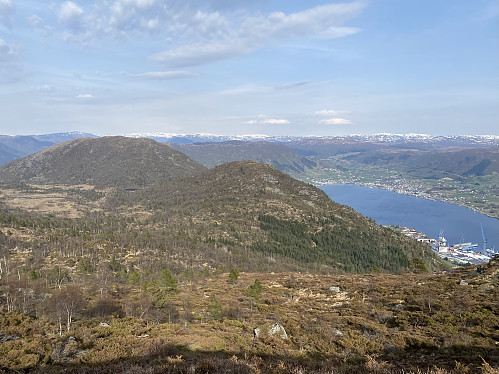 Like nedenfor toppvarden kommer man opp på ryggen og får denne knallutsikten mot bygda og fjorden med Kåtanuten som bakteppe