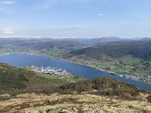Fra toppvarden mot Ølen og Ølensvåg. Hustveitsåta løfter seg kvit og kledelig mot himmelen bak Ølen sentrum