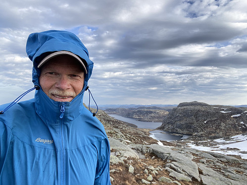 Vindfullt på toppen med tilbakeblikk på ruta mi frå Krokavatnet