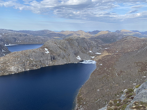 Frå den sørlegaste av trillingtoppane med panorama over Store Gamlestølstjødna og Gamlestølsknuten. Skivatnet og toppane i Jørpelandsheia dannar bakteppe