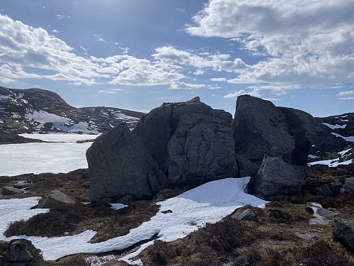 Diger sprengd klovstein vest for Høgavatnet