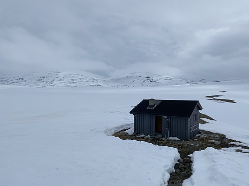 Skarvedalshytta med Stamåhjulet og Skarvedalseggen