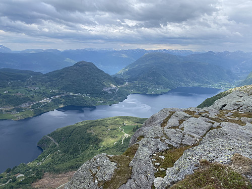 Ved utsiktsvarden litt lenger vest med panorama over Stordalsvatnet, dessutan ser me ned på Kvammen og Håheim