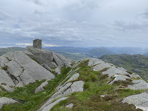 Toppen på nipa med utsikt i retning Vikeså og Storafjellet
