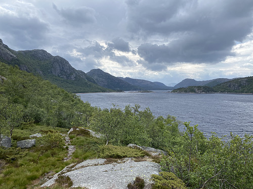Ved Svortingsvatnet med kraftig blest frå aust
