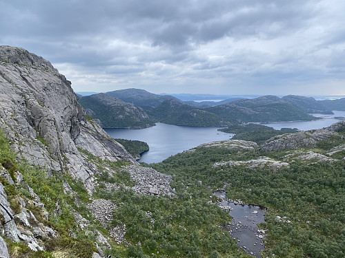 Ned Djupedalen mot Hengjanevatnet, med Moslivarden dominerande