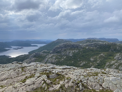 Solgløtt og utsikt vestover Svortingsvatnet, med Nibba dominerande