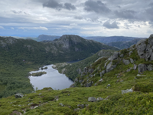 Retur med utsikt mot Nagatjødnane og Krossfjellet
