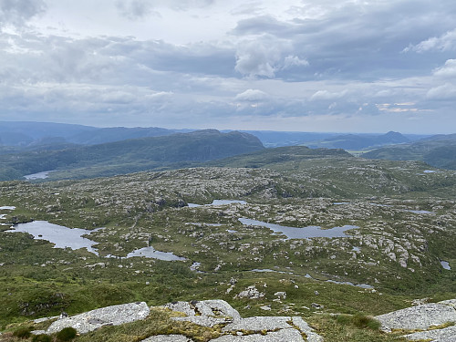 Straks på toppen med flott utsikt i retning Vikeså med Storafjellet og Solbjørgnipa