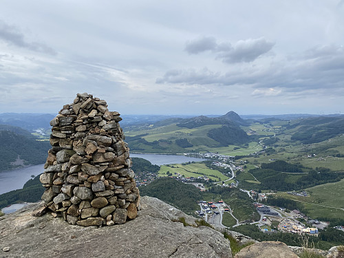 Staselig varde ved Fredsbu og ditto panoramautsikt over Vikeså. Solbjørgnipa dominerer i bakgrunnen