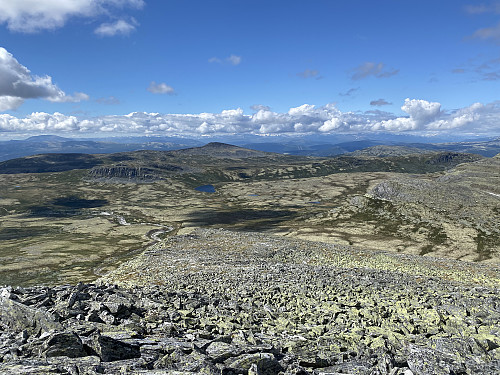 Jeg vinner høyde og får stadig flottere utsikt bakover, med bl.a. Formokampen dominerende