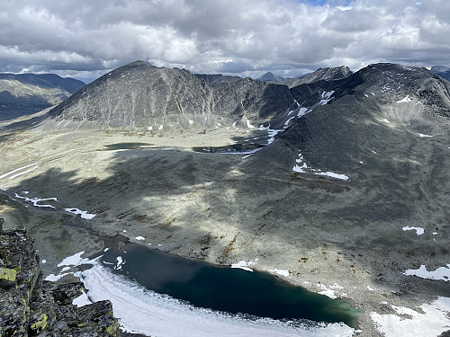 Kjempeutsikt mot Verkilsdalsbotn med Trolltinden og Steet i framgrunnen