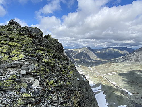 Toppvarden og stupet mot Verkilsdalen