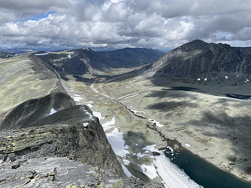 Verkilsdalen, øde og majestetisk, her omkranset av Vassberget, Sagtindane og Trolltinden