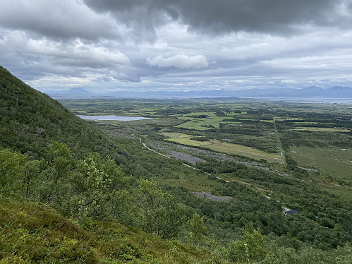 Et kvarters tid etter turstart får jeg flott utsikt mot nordøst. De syv søstre sees over Karbuvatnet og de to Finnknean over Igerøya