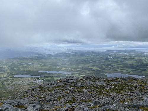 Tid for retur på om lag 575moh. De syv søstre er gjenkjennelige i nordøst, bak Husvatnet/Holmvatnet ved Gullsvåg