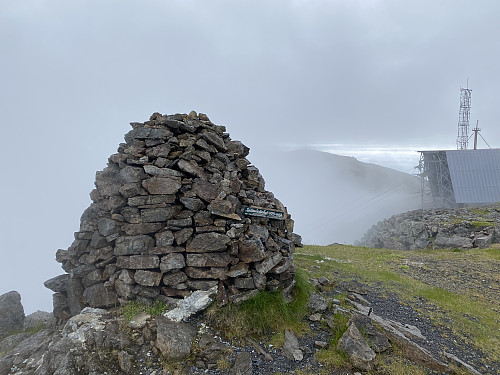 Toppvarden på Gullsvågfjellet med høyeste punkt, Røsstinden, i bakgrunnen