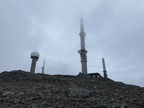 Antenne- og radarsystemene på toppen kikker lovende ut av skodda