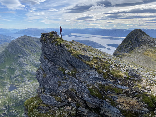 Svimlende utsikt med bl.a. Helgelandsbrua og Okstindan i bakgrunnen