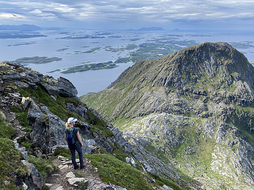 Utsikt ned til hytta vi leier hos Elfi på Nord-Herøy, ja helt sør til Vega og Søla
