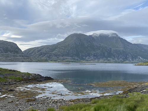 Åkvikfjellet, Litltinden og Dønnmannen sett fra hytta vi leier hos Elfi på Nord-Herøy. Det lover godt for morgendagens tur til sistnevnte at den endelig letter på sløret