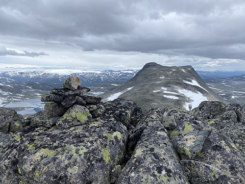 På sørtoppen med utsikt nordover til hovedtoppen på Tundradalskyrkja