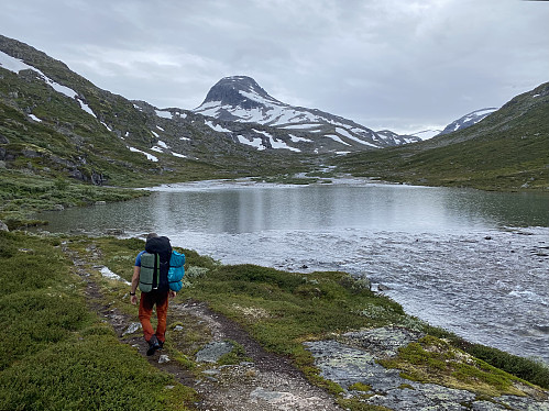 Ved tjørna i Tverrådalen hvor kyrkja selvfølgelig dominerer