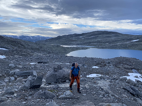 I fint driv gjennom moreneområdet nedenfor Fortundalsbreen. Styggvatnet og Steindalstjørnene hvor vi har teltet, sees i bakgrunnen