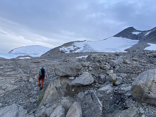Fra samme sted med utsikt innover mot breen og kyrkja