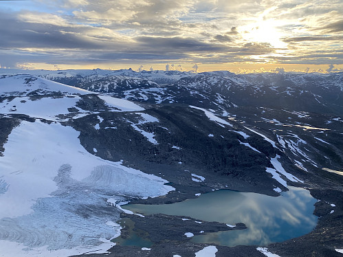 Herlig utsikt vestover mot Jostedalsbreen med Lodalskåpa kjenneslig. Austre Kollebreen dominerer like nedenfor, men med brevatnet hele 700 hm under oss