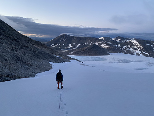 Forsiktig, men effektiv retur i taulag ned langs kanten av Fortundalsbreen