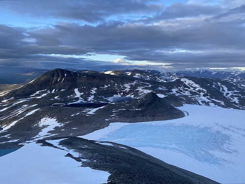 Noe høyere oppe med utsikt mot brefronten og Sveinkollen. I bakgrunnen ser vi nesten hele den 4 km lange ryggen på Tundradalskyrkja