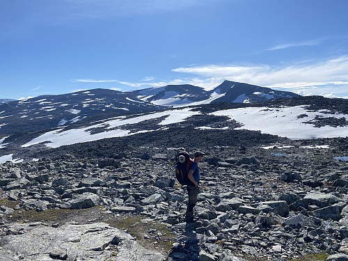 Vi får Vestre Holåtind i syne snaut 5 km lenger øst-sørøst