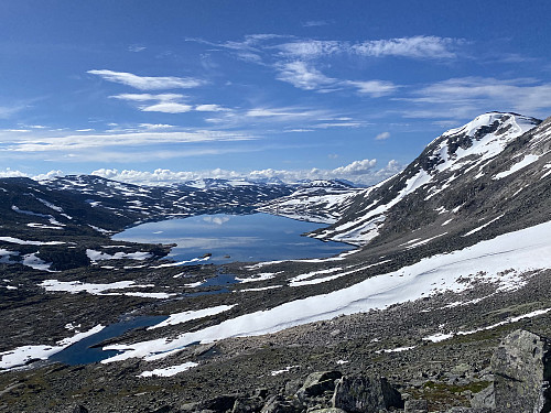 Mot Illvatnet med Hurrungane som bakteppe. Til høyre dominerer sørtoppen på Tundradalskyrkja