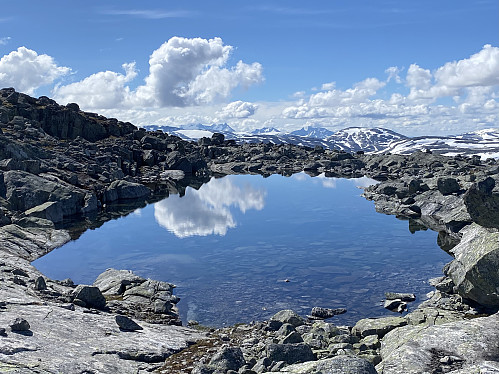 Malerisk tjørn med Hurrungpanorama