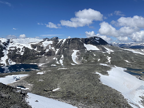 Oppunder 1856-toppen med flott tilbakeblikk mot Illvatnet og begge kyrkjene
