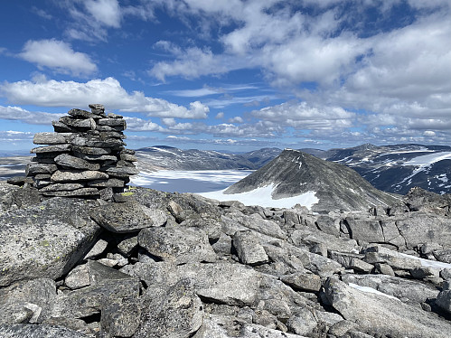 På Midtre Holåtind, den høyeste av de tre med knapp margin