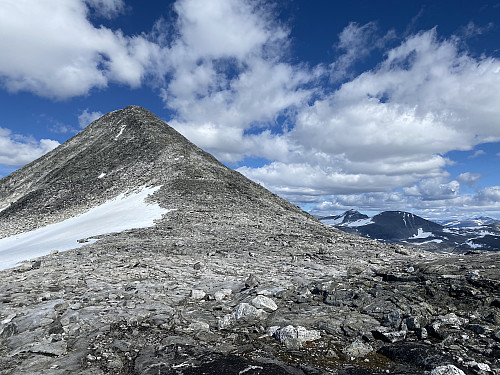 Pause på bandet mellom Midtre og Austre Holåtind med utsikt mot sistnevnte, de vestre Hestbrepiggane og Galdhøpiggen