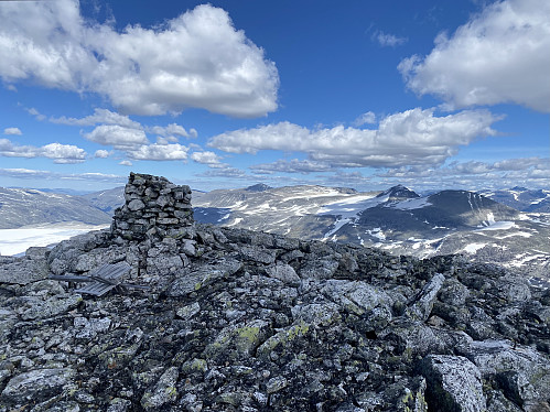 På Austre Holåtind (eller Tussetind) med utsikt tvers over Lundadalen mot Hestbrepiggane