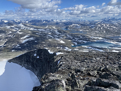 Herlig utsikt mot store deler av Vest-Jotunheimen. Nærmere sees Breidalen og Lundadalsbandet og nærmest utløperen fra Austre Holåtind mot Vesledalen og Trulsbu