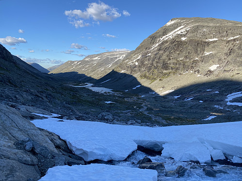 Vesledalen med Trulsbu øverst i Lundadalen. Den dominerende toppen er Vesledalstinden