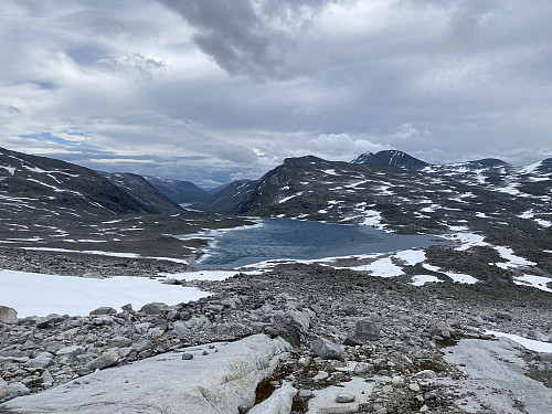 Vi vinner høyde og får fint tilbakeblikk helt til Lundadalsvatnet