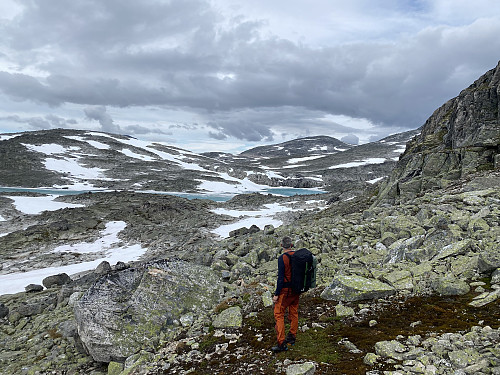 Vi passerer andre skard på vintertraseen og får bl.a. utsikt mot 1856-toppen fra i går