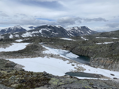 Vi svinger i retning utløpet av Illvatnet og får hele ryggen av Tundradalskyrkja i front