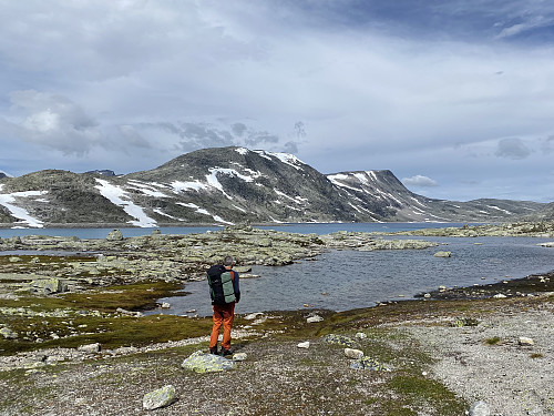 Ved Illvatnet med Tundradalskyrkja dominerende. Vi skal traversere hele den 4 km lange ryggen
