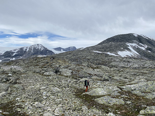 Vi nærmer oss stigningen mot sørtoppen og får utsikt mot Tverrådalskyrkja