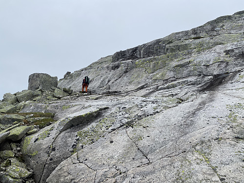 Svaene opp mot sørtoppen er bratte, men heldigvis tørre og medgjørlige