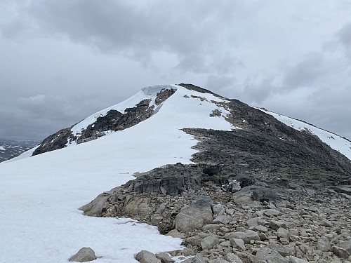 Tilbakeblikk på snøskavlen vi måtte forsere ned fra sørtoppen