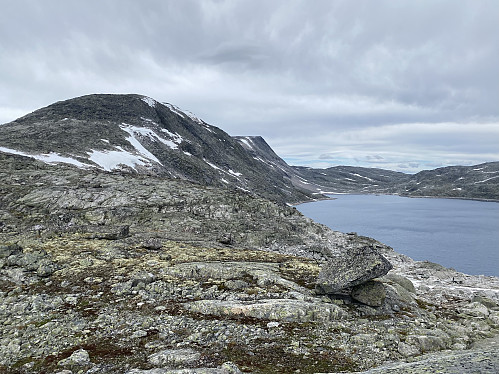 Fra samme sted mot Illvatnet og den langstrakte kyrkja